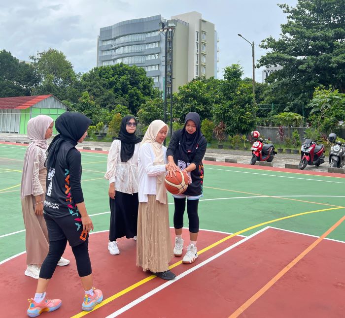 MEMANG BEDA - Peserta Open Trip 2024 saat menikmati pengalaman belajar di kampus Unisa Yogyakarta.