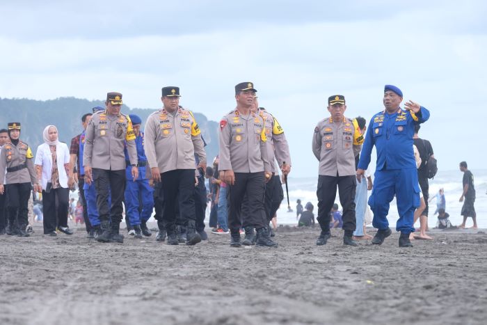 TURUN LAPANGAN: Kapolda DIY Irjen Pol Suwondo Nainggolan saat mengecek kesiapan Pos Pantau Polairud di Pantai Parangtritis Rabu (1/1/2025)