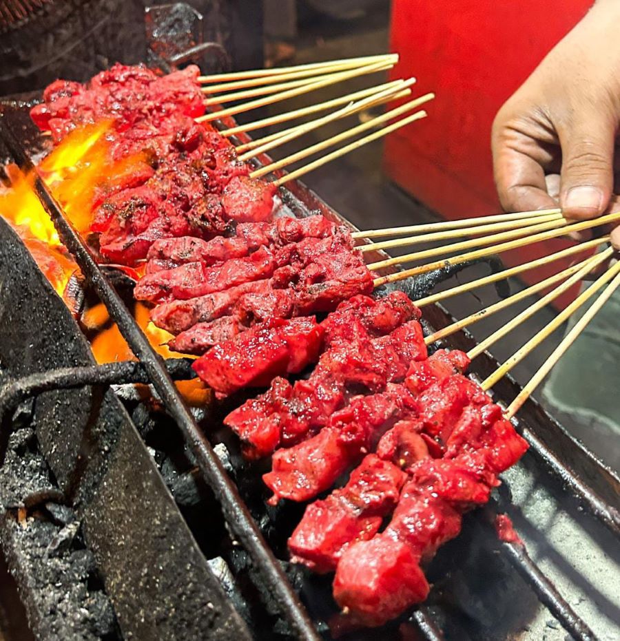 Kebul sate merah merona.