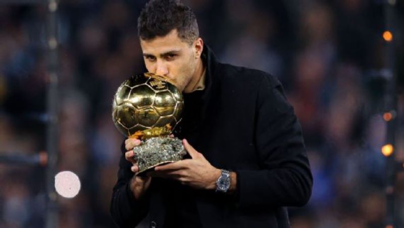 Rodri mencium penghargaan Ballon d