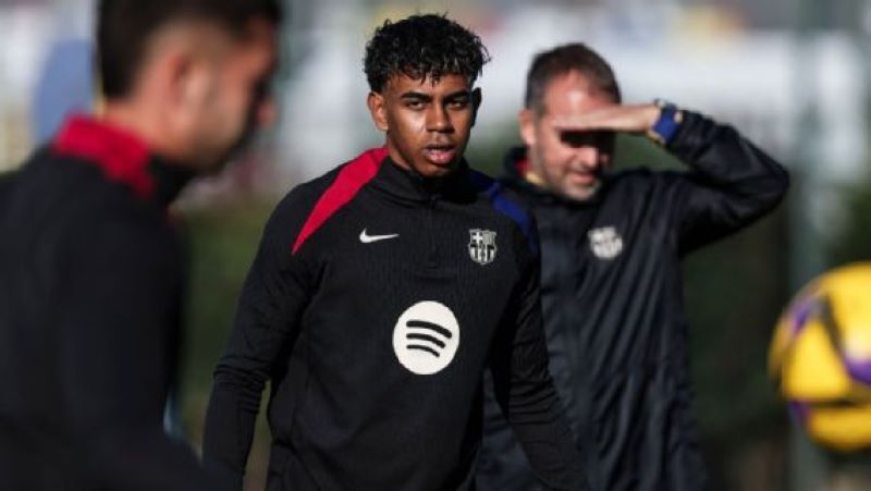 Penyerang sayap Barcelona, Lamine Yamal telah kembali menjalani latihan setelah menepi karena cedera pergelangan kaki (Javier Borrego/Europa Press via Getty Images)