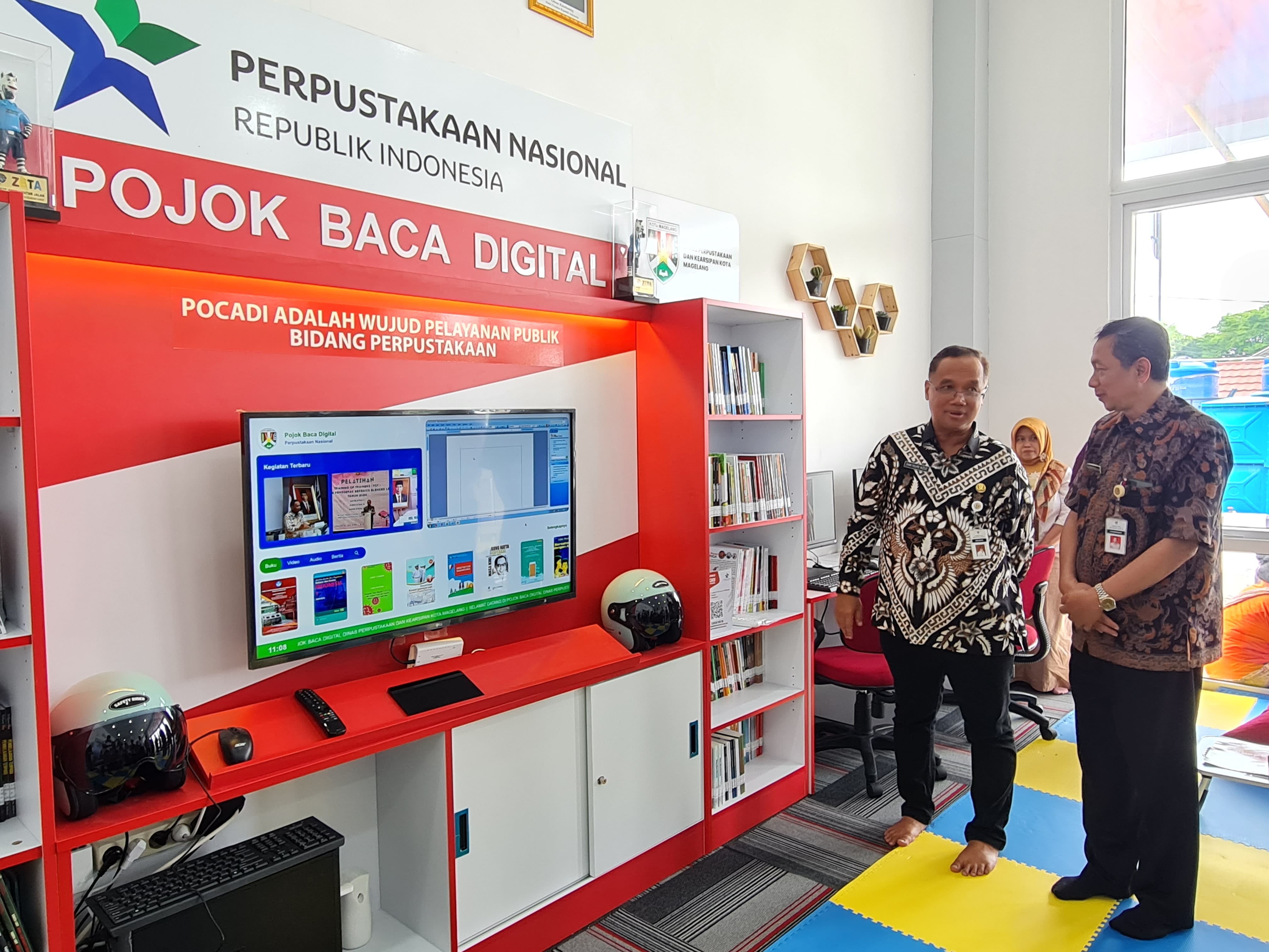 TINJAUAN: Wali Kota Magelang meresmikan Pojok Baca Digital di Terminal Tipe A Tidar Magelang, kemarin (3/1).