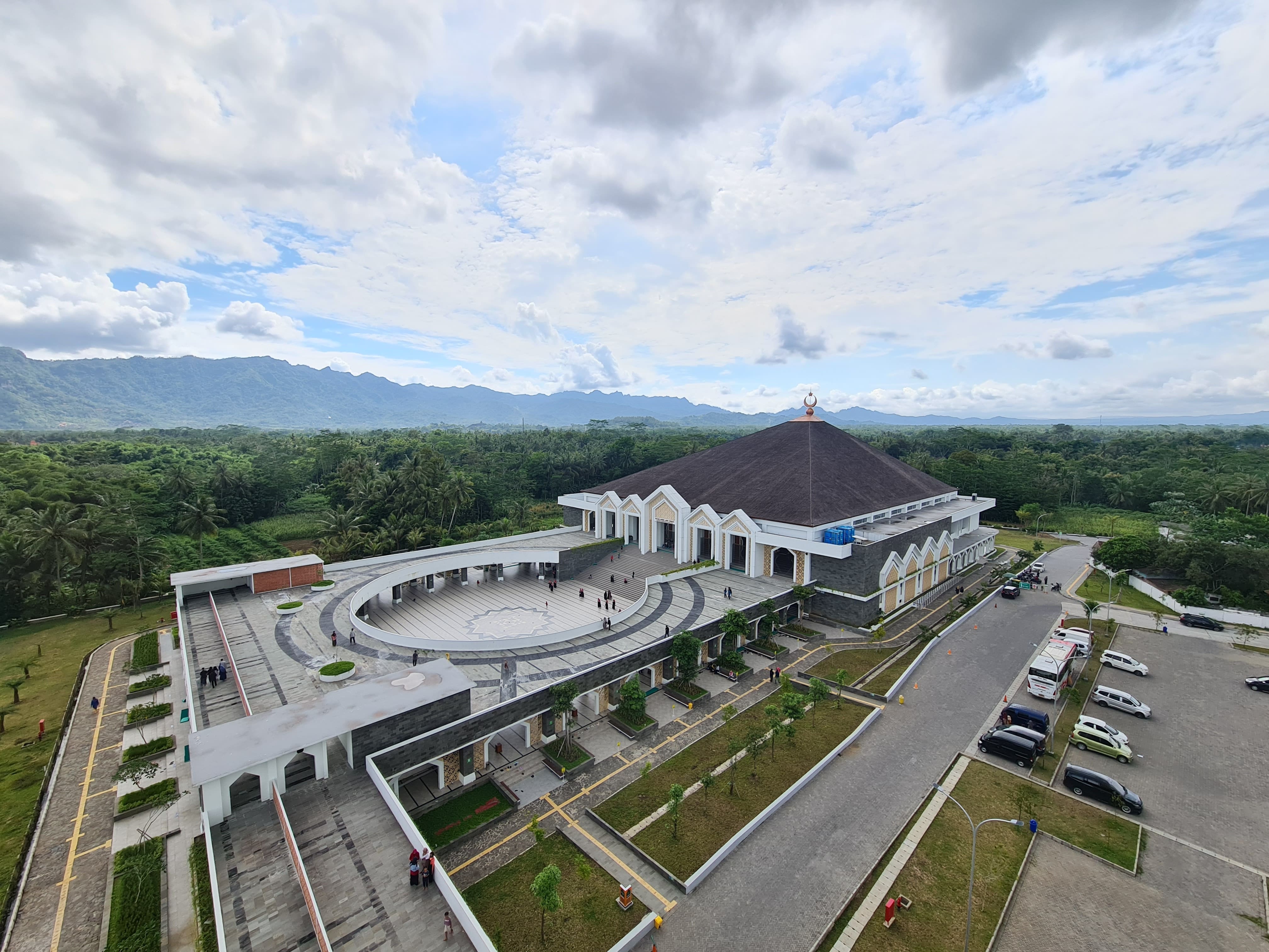 Bangunan MAJT An-Nuur Kabupaten Magelang berdiri megah di atas tanah seluas 5 hektare.