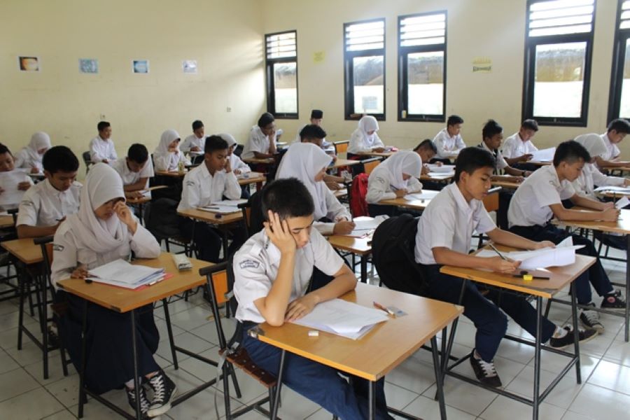 Anak-Anak SMP menghadapi ujian dengan serius. 