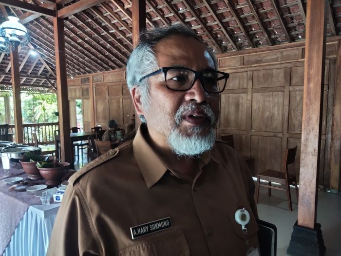 Kepala DLH Gunungkidul Hary Sukmono saat diwawancarai awak media terkait kawasan bentang alam karst.