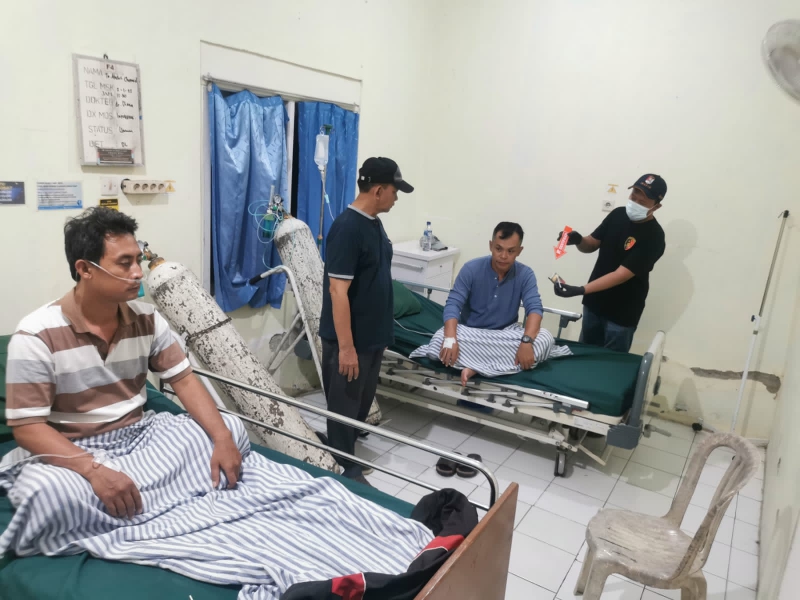 DIRAWAT : Abdul, 49, dan Tomy, 45, menjalani perawatan medis di Puskesmas Karanganyar usai menghisap rokok yang diduga bercampur dengan tembakau gorila.