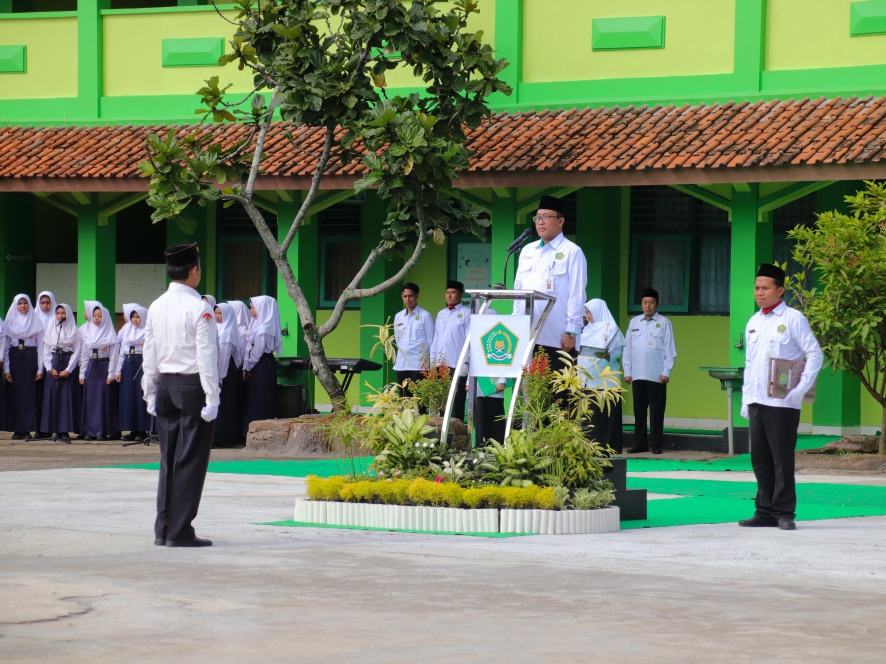 BERI INSTRUKSI : Kepala Kantor Kemenag Kebumen Sukarno memimpin upacara peringatan Hari Amal Bakti (HAB) ke 79 Kemenag di lapangan MTsN 1 Kebumen, kemarin.