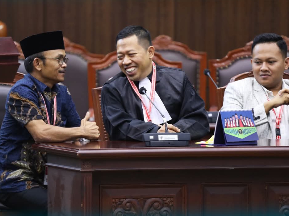 BERPERKARA : Edi Iswadi (kemeja batik) didampingi kuasa hukum Aksin bersama rekan saat menjalani sidang di Mahkamah Konstitusi, Kamis (2/1).