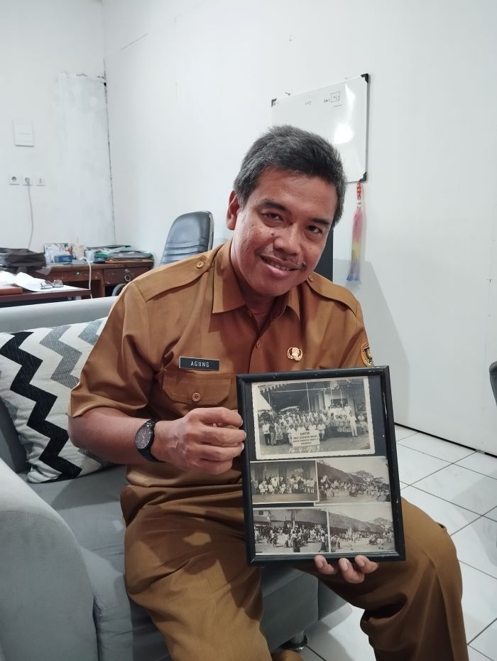 ARSIP PRIBADI: Agung Pranoto saat menunjukkan koleksi foto lawas dari Kabupaten Purworejo.