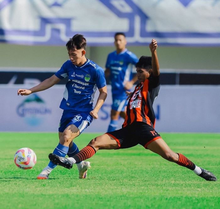 Pemain U-21 PSIM Jogja Ardiansyah Abdulmanan berebut bola dengan pemain Persekat Tegal dalam putaran pertama di Jogja.