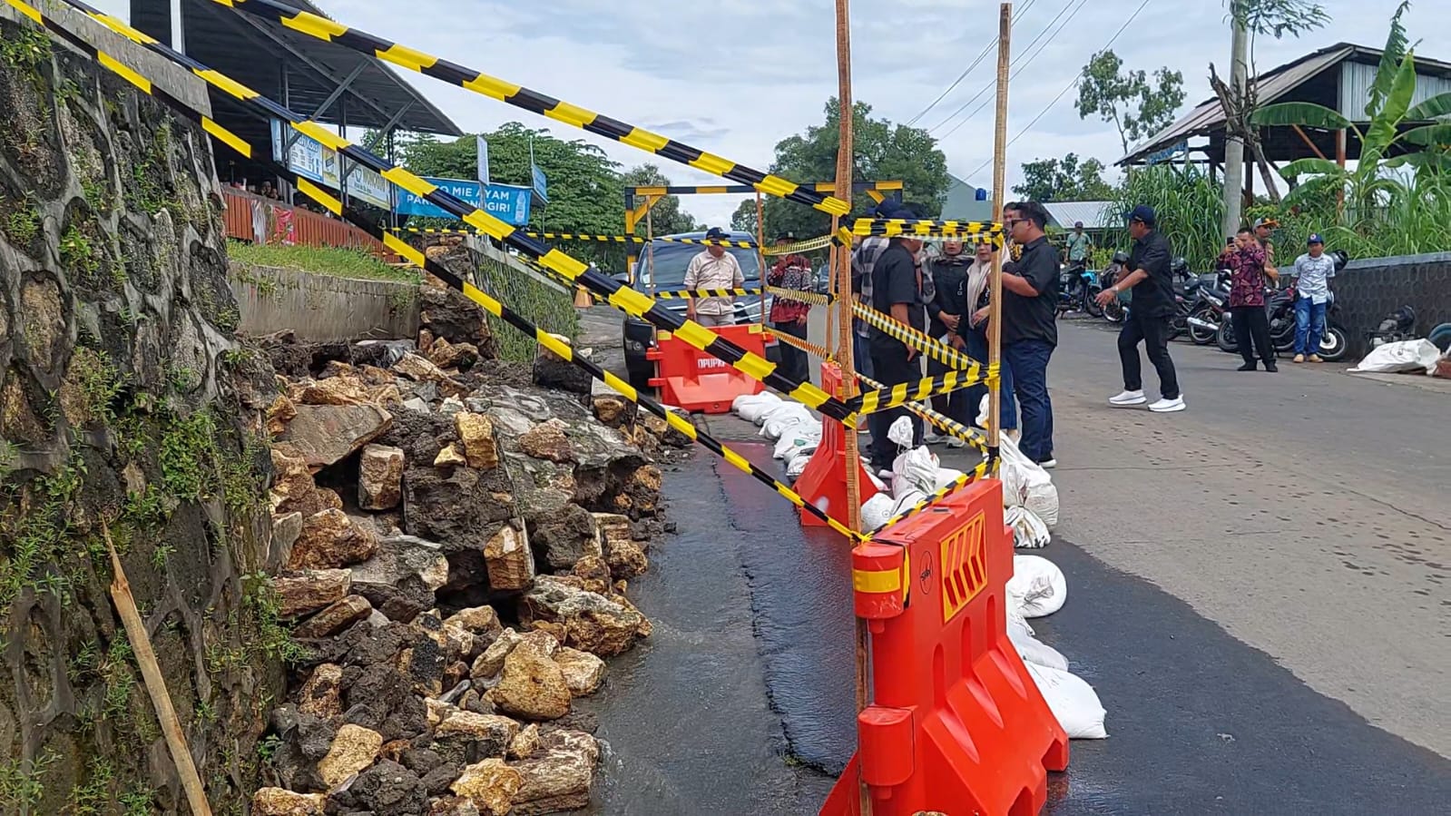 PENINJAUAN: BPBD dan DPRD meninjau lokasi terdampak hujan lebat.&nbsp;