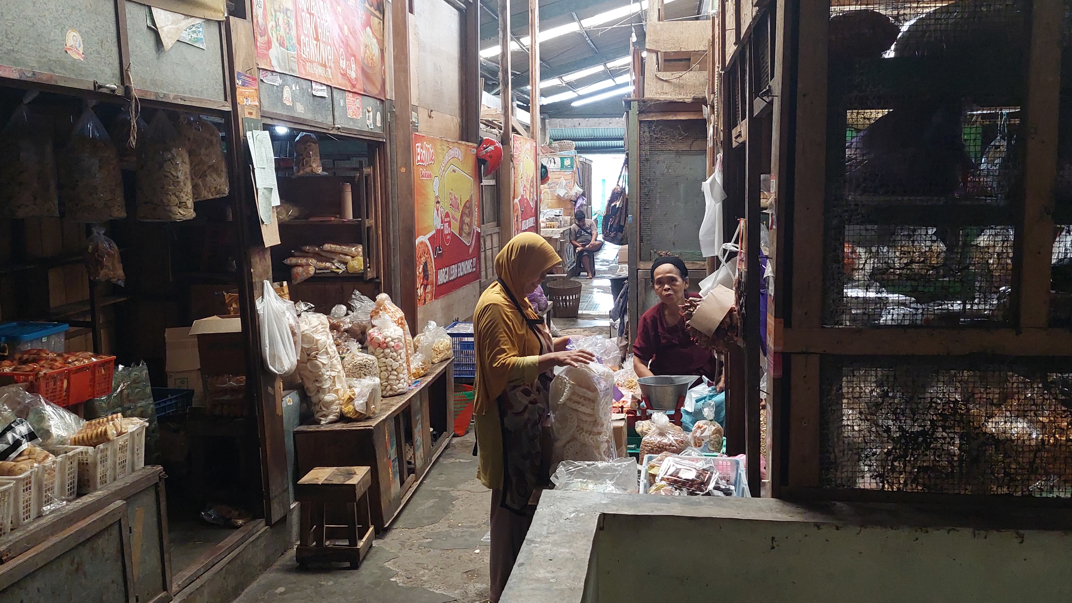SEPI: Aktivitas pedagang Pasar Wates yang menutup tokonya lebih awal.&nbsp;