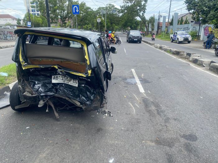RINGSEK: Salah satu kendaraan yang terlibat kecelakaan di u-turn ring road selatan, Gatak, Tamantirto, Kasihan, Bantul Jumat (3/1/2025) siang.