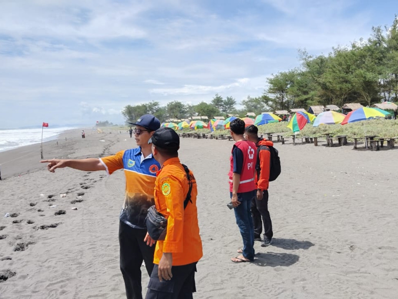 Hanif Aslam, bocah 13 tahun asal Wonosobo dilaporkan hilang usai terseret ombak pantai selatan Kebumen pada Sabtu (4/1) pagi.