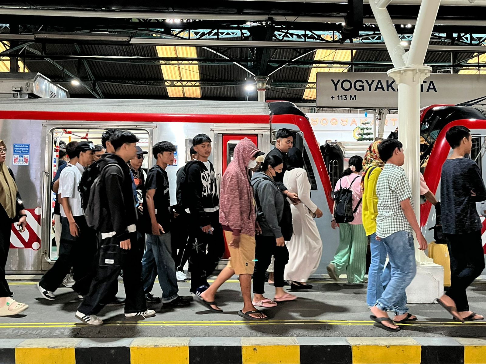 Ilustrasi foto penumpang kereta api di stasiun tugu Jogjakarta
