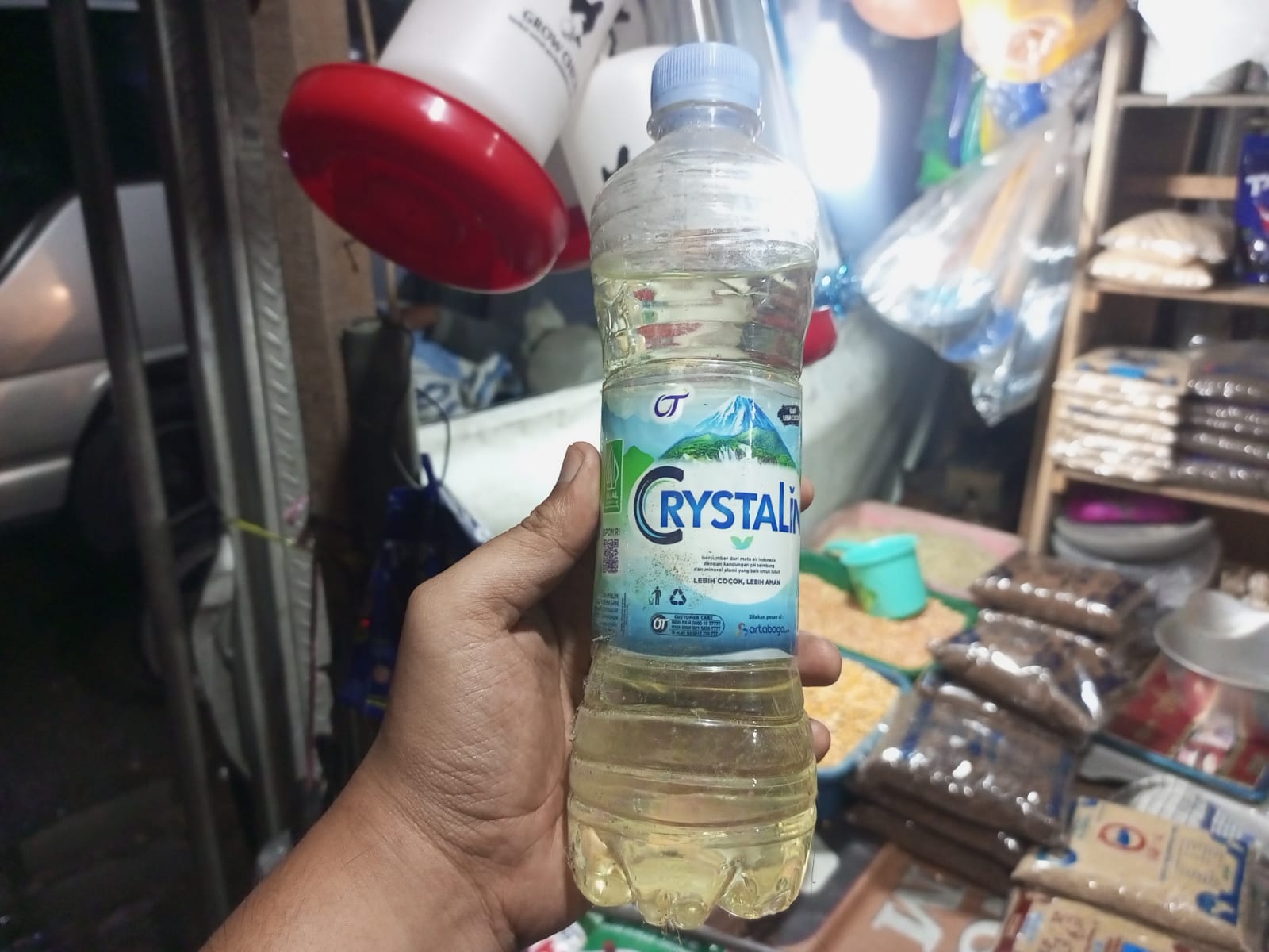 BARANG LANGKA: Minyak tanah kini dijual dengan kemasan botol.