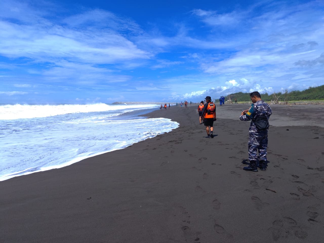 PENYELAMATAN: Personel SAR melihat area Pantai Congot untuk mencari korban.&nbsp;
