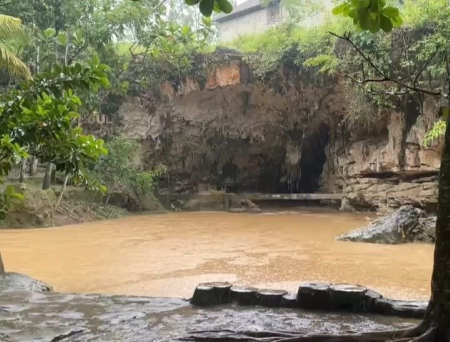 Debit air naik hingga menutupi pintu masuk gua akibat hujan deras di Gua Pindul, Kapanewon Karangmobo, Gunungkidul, Minggu (5/1) pukul 10.00 WIB.
