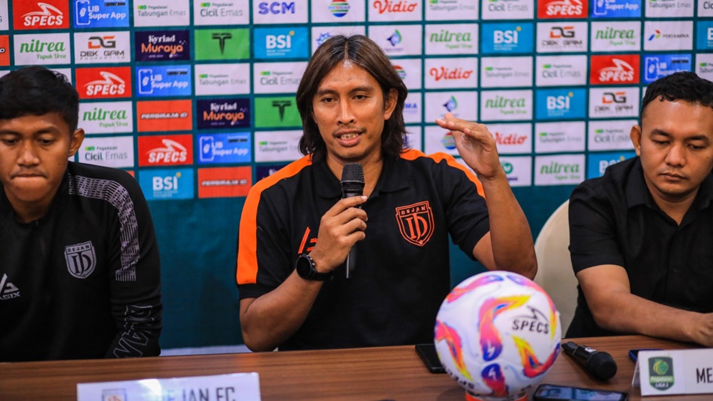 Pelatih Dejan FC, Budi Sudarsono dalam sesi pers pre-match Pegadaian Liga 2 kontra Persiraja (LIB)