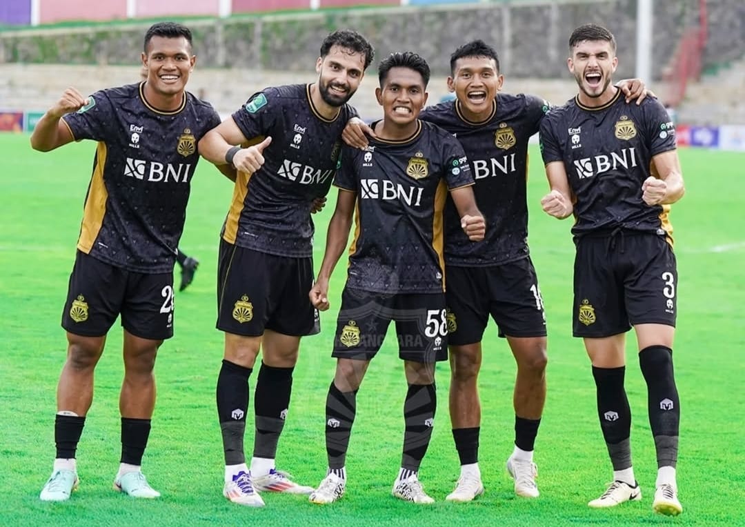Selebrasi pemain Bhayangkara FC usai Frengky Missa cetak gol kemenangan atas Nusantara United di Pegadaian Liga 2 (ig bhayangkarafc)