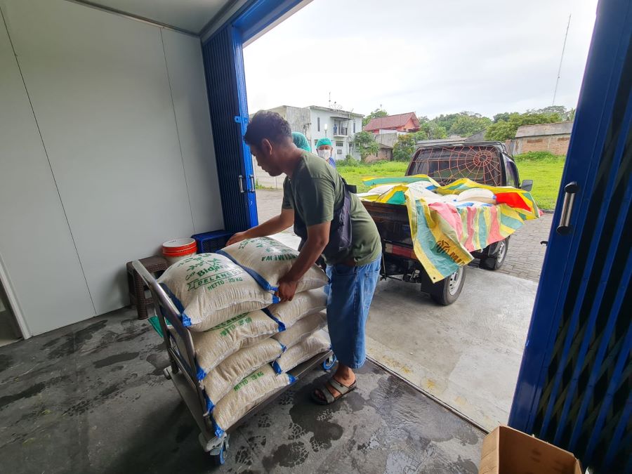 ANGKUT BERAS: Sejumlah bahan pokok, seperti beras untuk program makan bergizi gratis (MBG) mulai tiba di kantor SPPG Kota Magelang, Minggu (5/1/2025).
