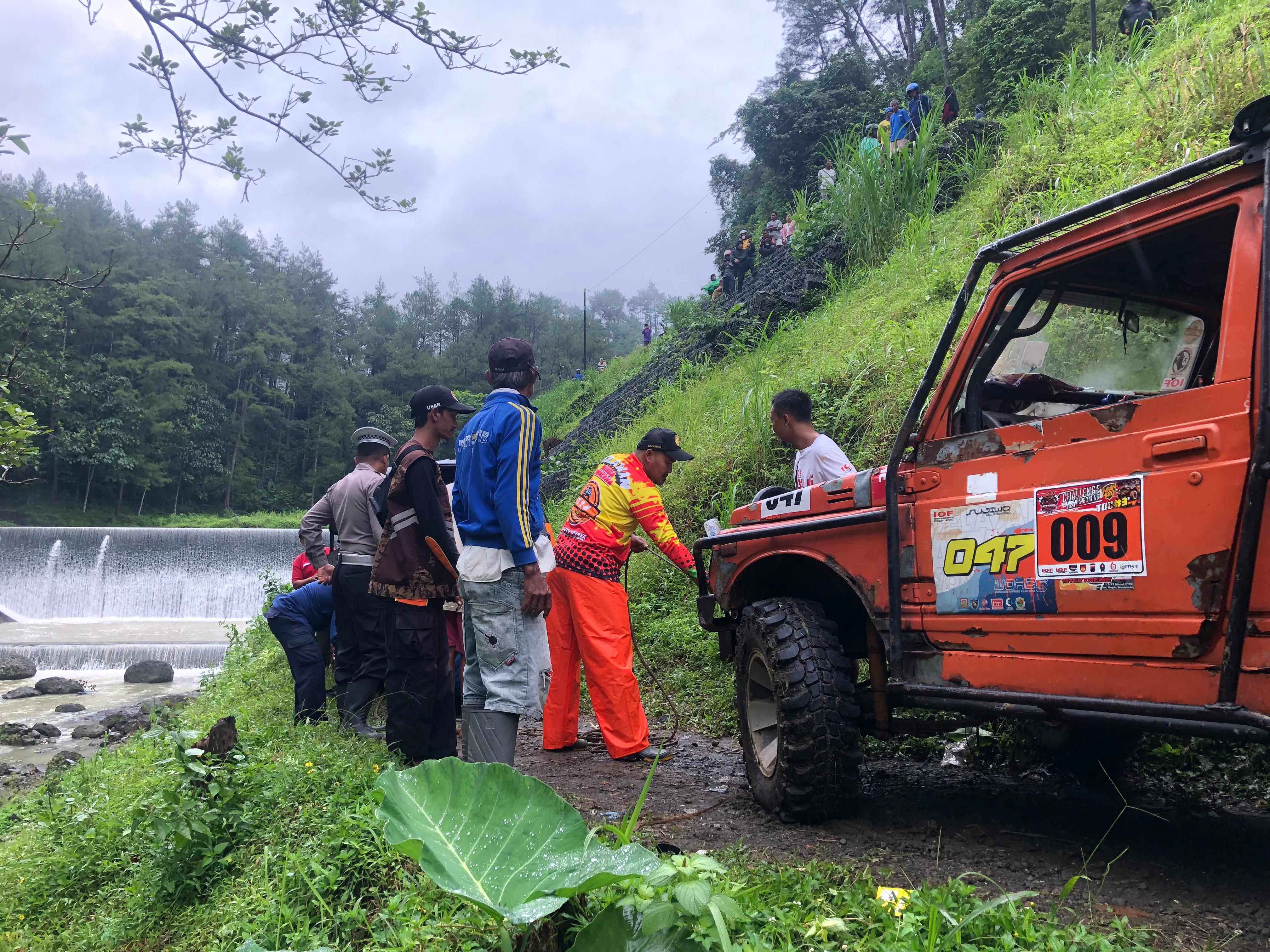KECELAKAAN MAUT : Proses evakuasi mobil dengan pelat nomor AA 9826 AJ yang terperosok ke jurang di jalur Kebumen-Banjarnegara via Sempor, kemarin.