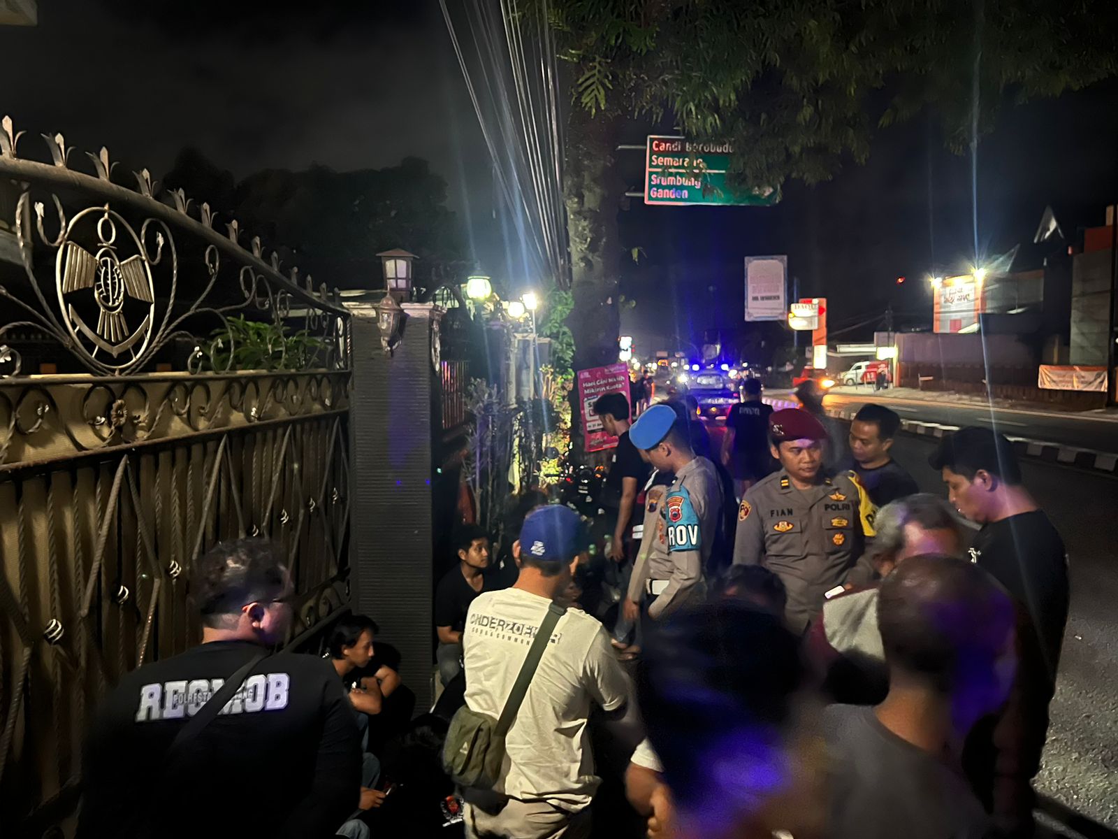 &nbsp;  DICIDUK: Polisi mengamankan belasan siswa yang melakukan konvoi di wilayah Kecamatan Salam, Sabtu dini hari (4/1).