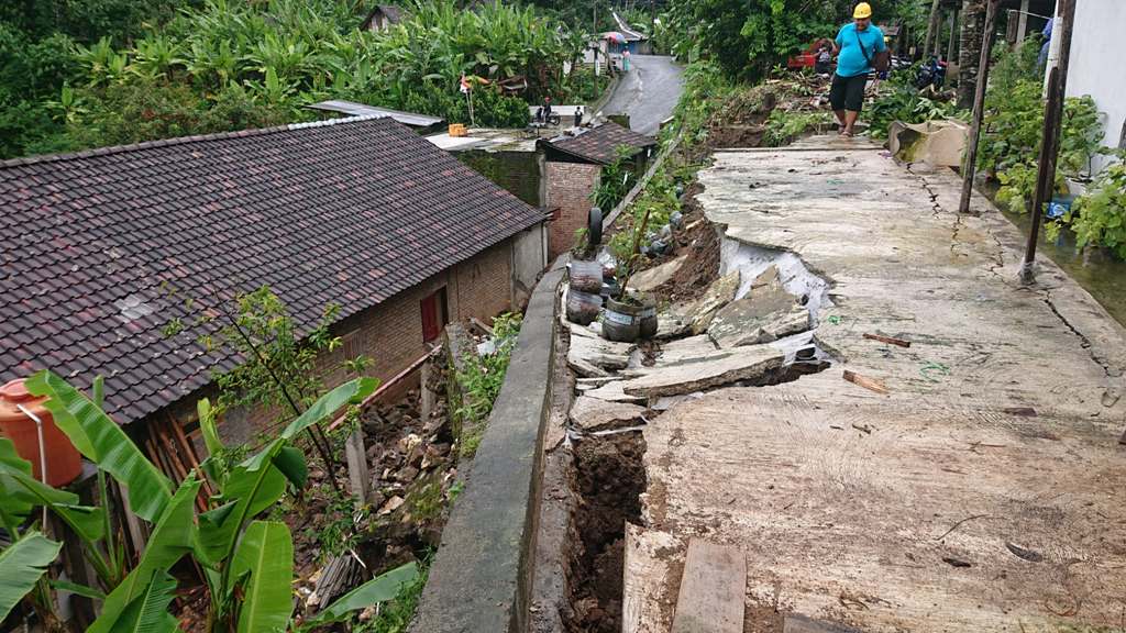MEMBAHAYAKAN: Tanah longsor di Muntuk, Dlingo terjadi usai diguyur hujan dari pagi hingga siang hari, Minggu  (5/1). Di sejumlah wilayah lainnya juga menyebabkan banyak pohon tumbang.  &nbsp;