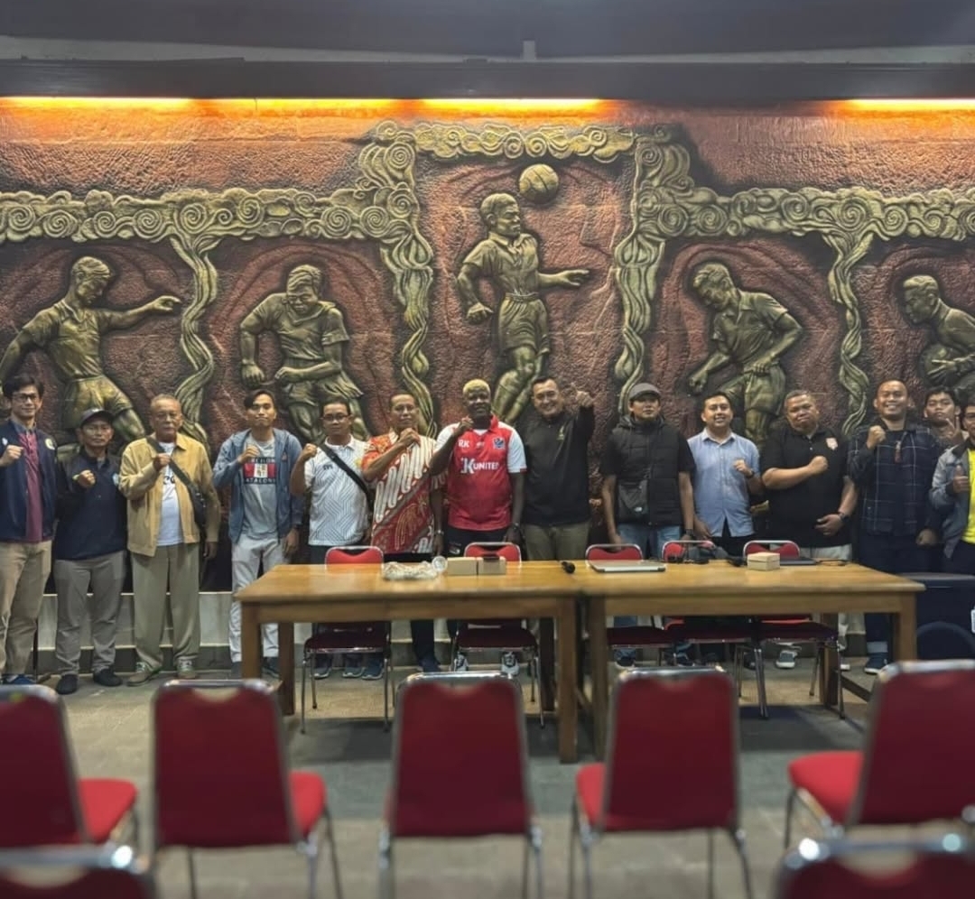 SIAP TANDING: Para peserta Liga 4 Regional DIY 2025 saat mengikuti manager meeting yang dilaksanakan di Pendopo Asprov PSSI DIY, Selasa (1/1) malam.