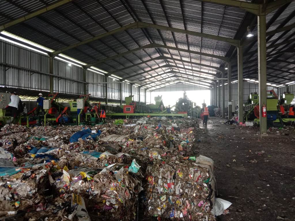 JADI MASALAH: TPST Sendangsari yang diprotes warga karena bau tak sedap.Warga berharap segera ada solusi terhadap penanganan sampah di TPST ini.