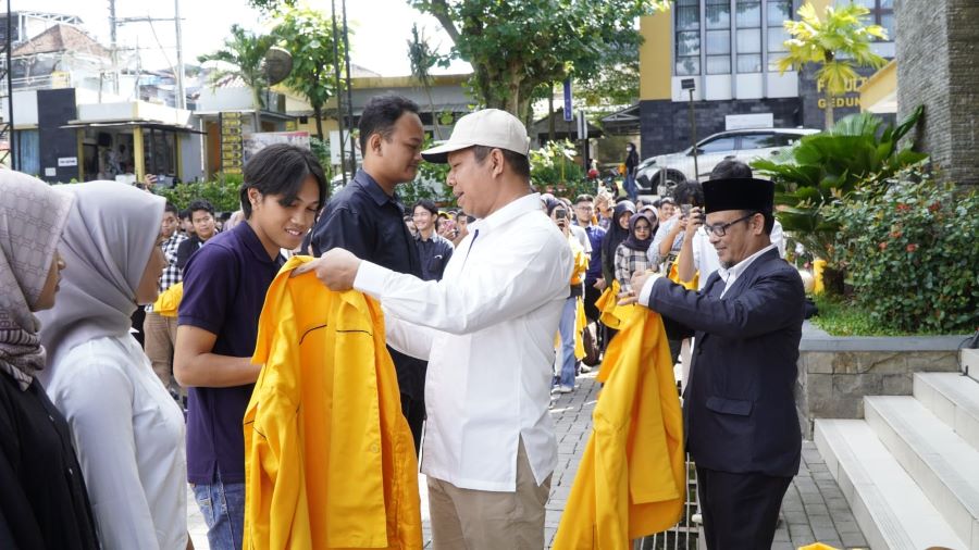 SIMBOLIS: Rektor Untidar saat memakaikan almamater kepada mahasiswa yang mengikuti program KKN, Senin (6/1/2025).