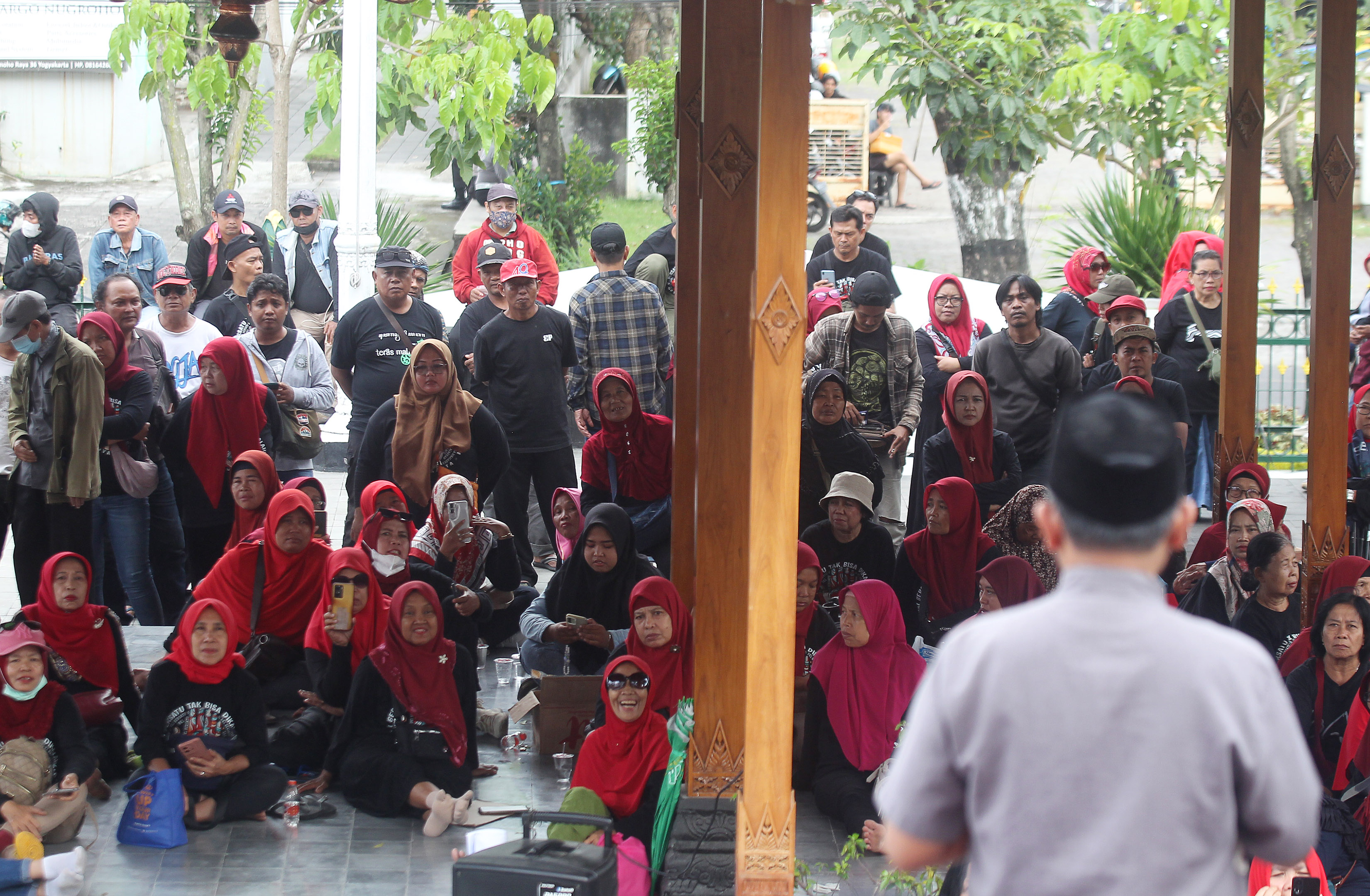 Pedagang Teras Malioboro menggelar aksi di kompleks Kantor DPRD Kota Jogjakarta, Senin  (6/1).