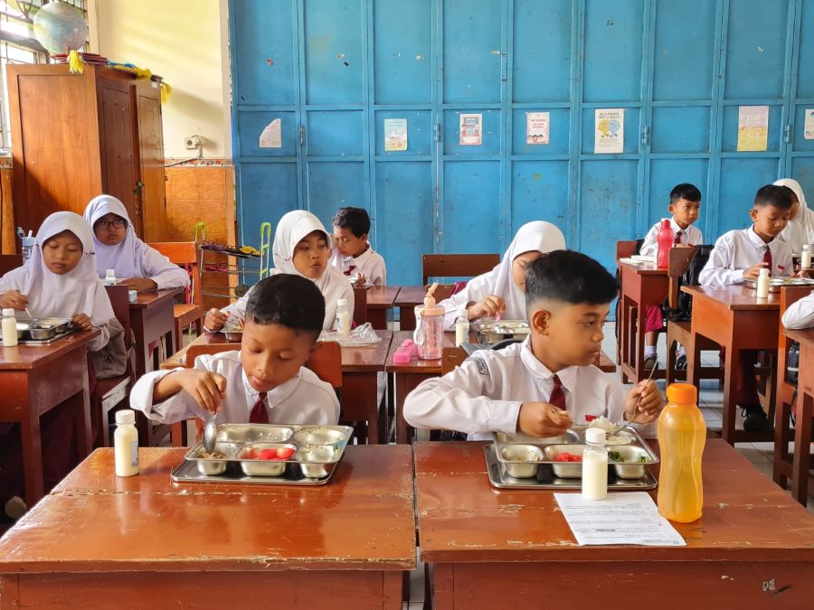 PROGRAM BARU: Siswa SDN Jurangombo 4 dan 5 menikmati makanan yang diberikan dari program makan bergizi gratis, Senin (6/1/2025).