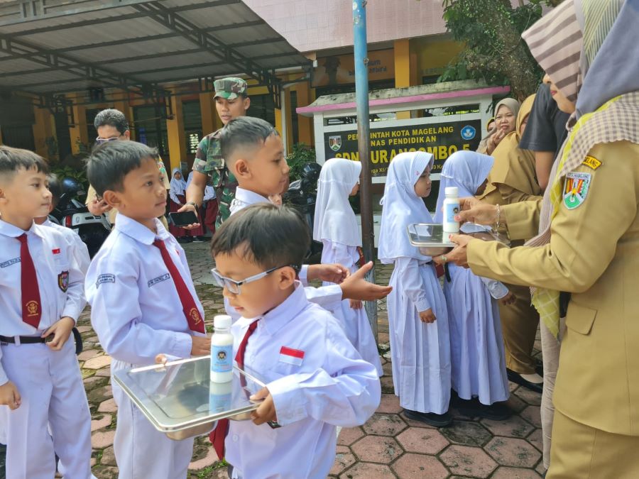 PROGRAM BARU: Siswa SDN Jurangombo 4 dan 5 menikmati makanan yang diberikan dari program makan bergizi gratis, Senin (6/1/2025).