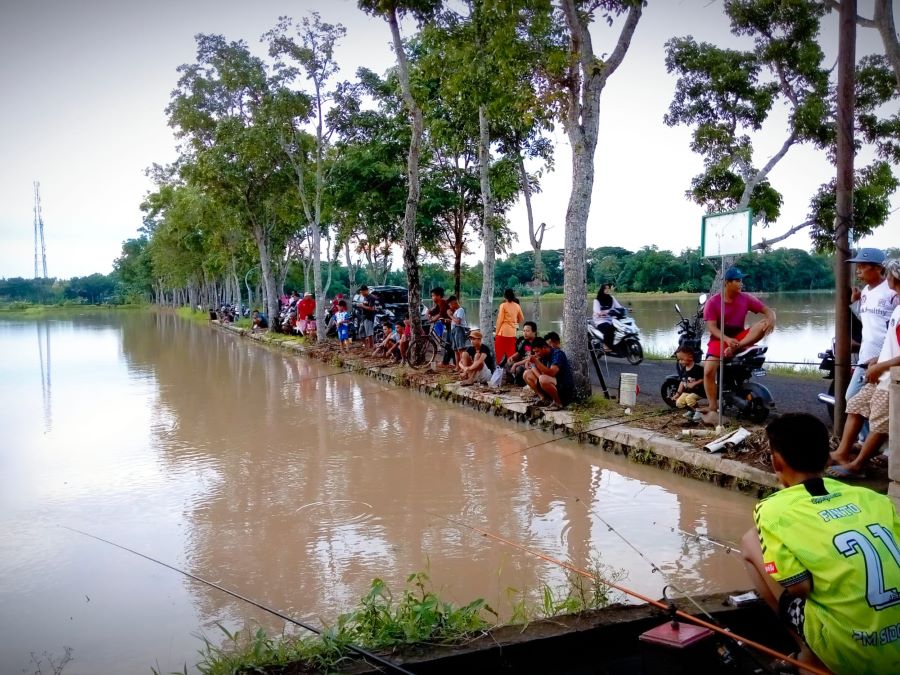 Sawah terendam luapan air anak Sungai Jali di Desa Krandegan jadi kolam dadakan, warga ramai-ramai mancing karena banyak ikannya, Minggu (5/1/2025).