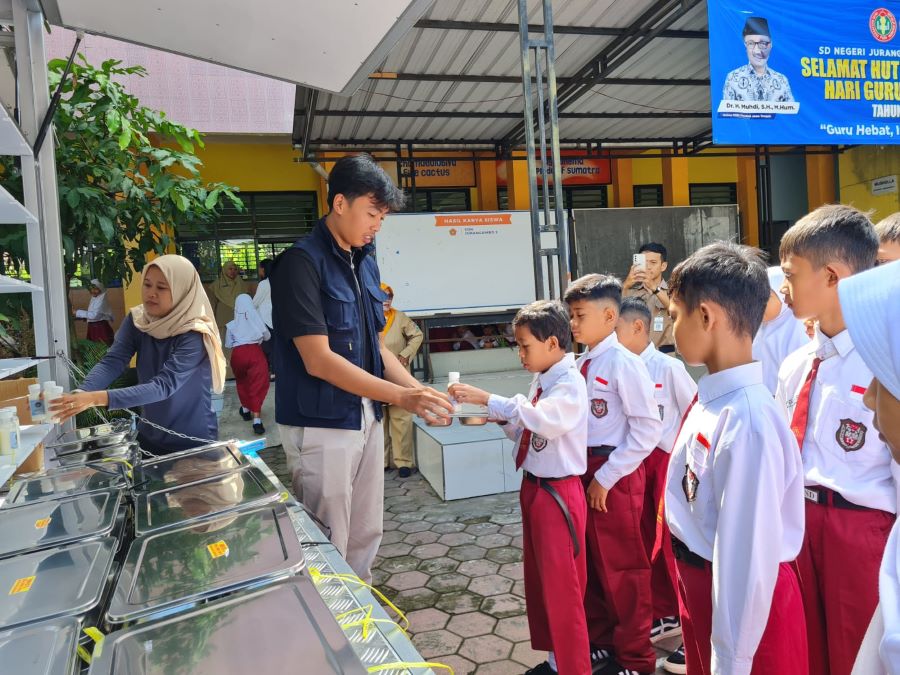 ANTRE: Sejumlah siswa SDN Jurangombo 5 tampak antusias mengantre untuk mendapatkan paket makanan bergizi, Senin (6/1/2025).