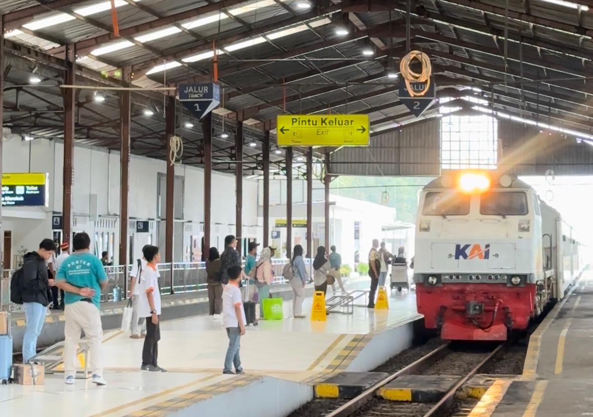 Suasana penumpang di stasiun wilayah Daop 5 Purwokerto pada Minggu (5/1).