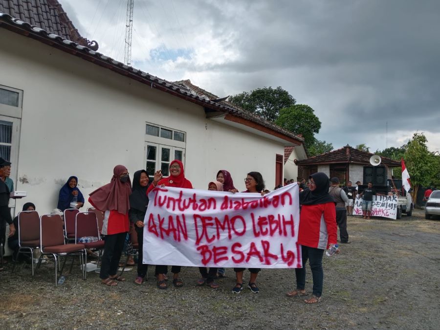 Warga saat mendatangi Kantor Kalurahan Bimomartani