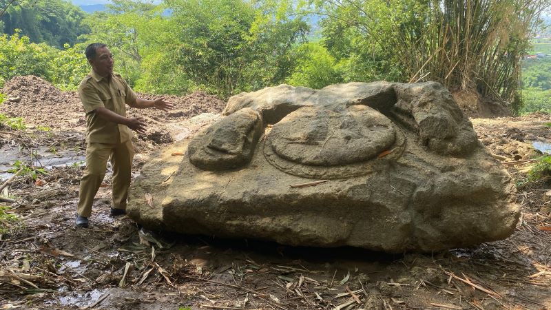 Temuan batu dudukan arca dengan ukuran lebih dari dua meter di proyek jalan tembus Prambanan-Gunungkidul.