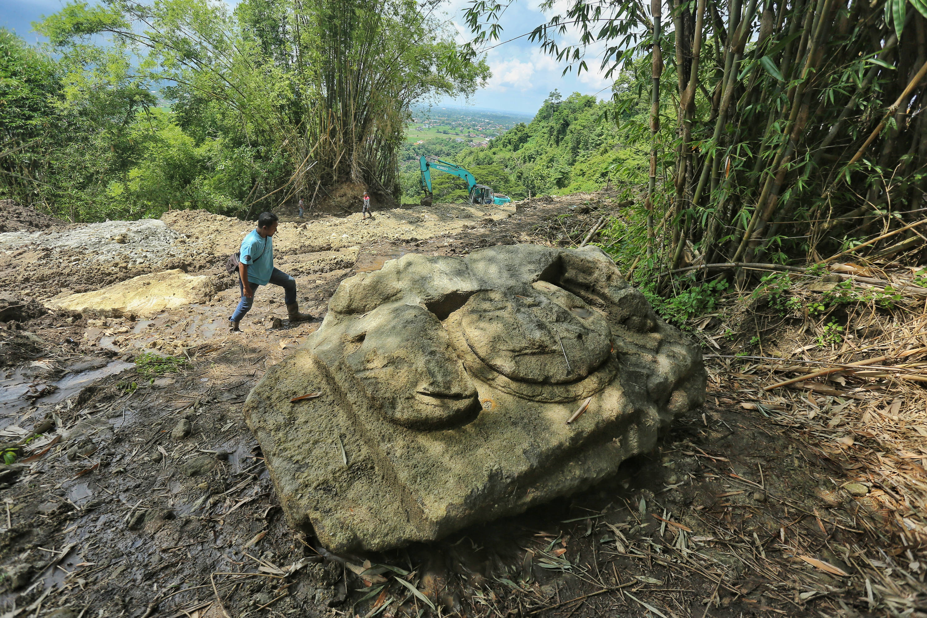 Temuan Batu Besar di Proyek Jalan&nbsp; Prambanan-Gunungkidul Diduga Dudukan Arca dan dari Abad 9