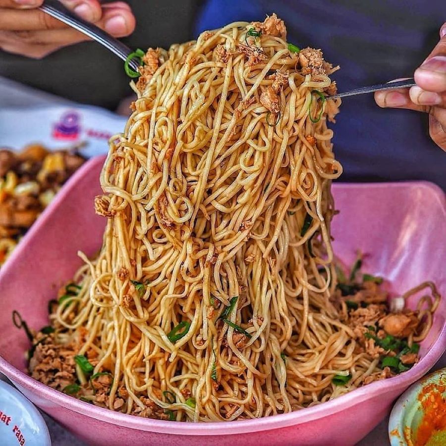 Temukan sensasi makan mie ayam yang berbeda dengan porsi jumbo di Mie Afui.