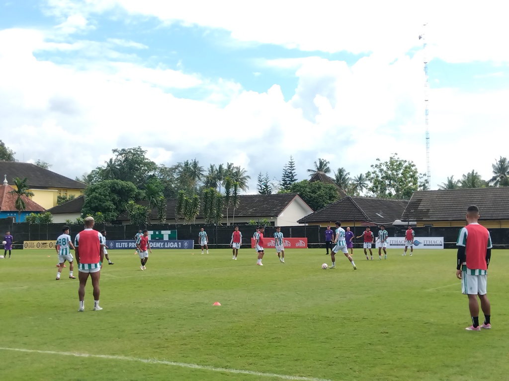 ENJOY: Para pemain PSS Sleman saat menjalani latihan rutin di Lapangan Pakembinangun, Sleman, Selasa  (7/1).  &nbsp;