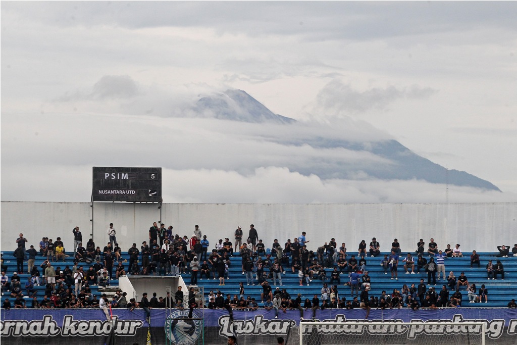 Suporter PSIM Jogja saat memberikan dukungan di Stadion Mandala Krida, Minggu (1/12/2024).