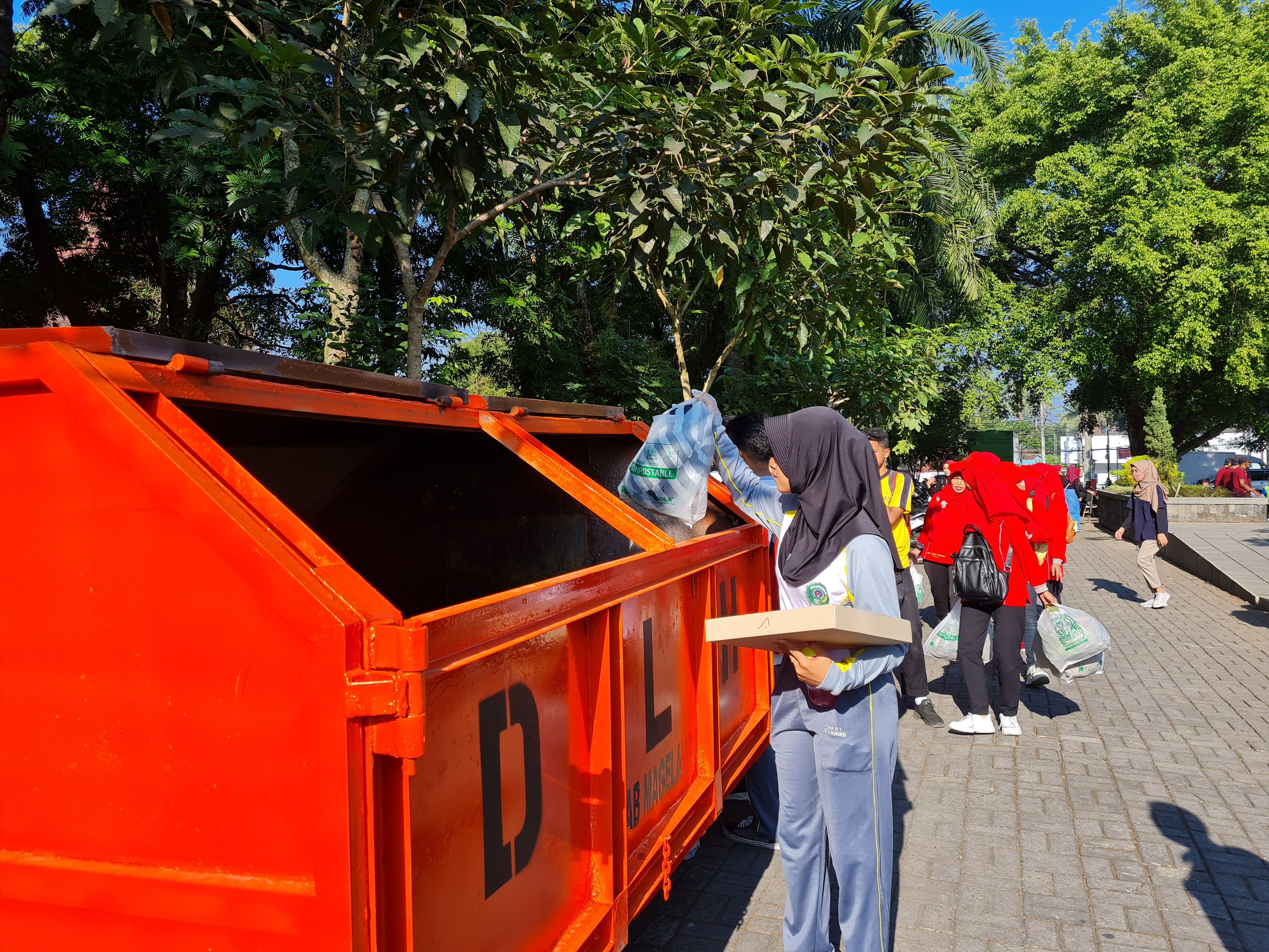&nbsp;  KUMPULKAN SAMPAH: Para siswa, guru, hingga ASN berpartisipasi dalam gerakan mengumpulkan sampah organik.  &nbsp;