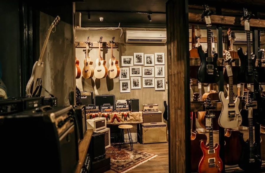 Salah satu toko musik terlengkap di Jogja dan menjual berbagai jenis gitar.