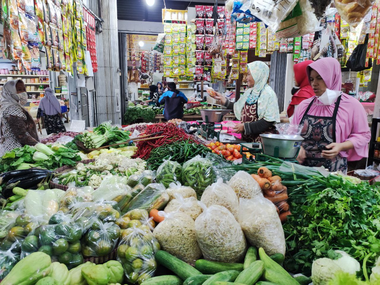 Pedagang di Pasar Baledono Purworejo tengah melayani pembeli.