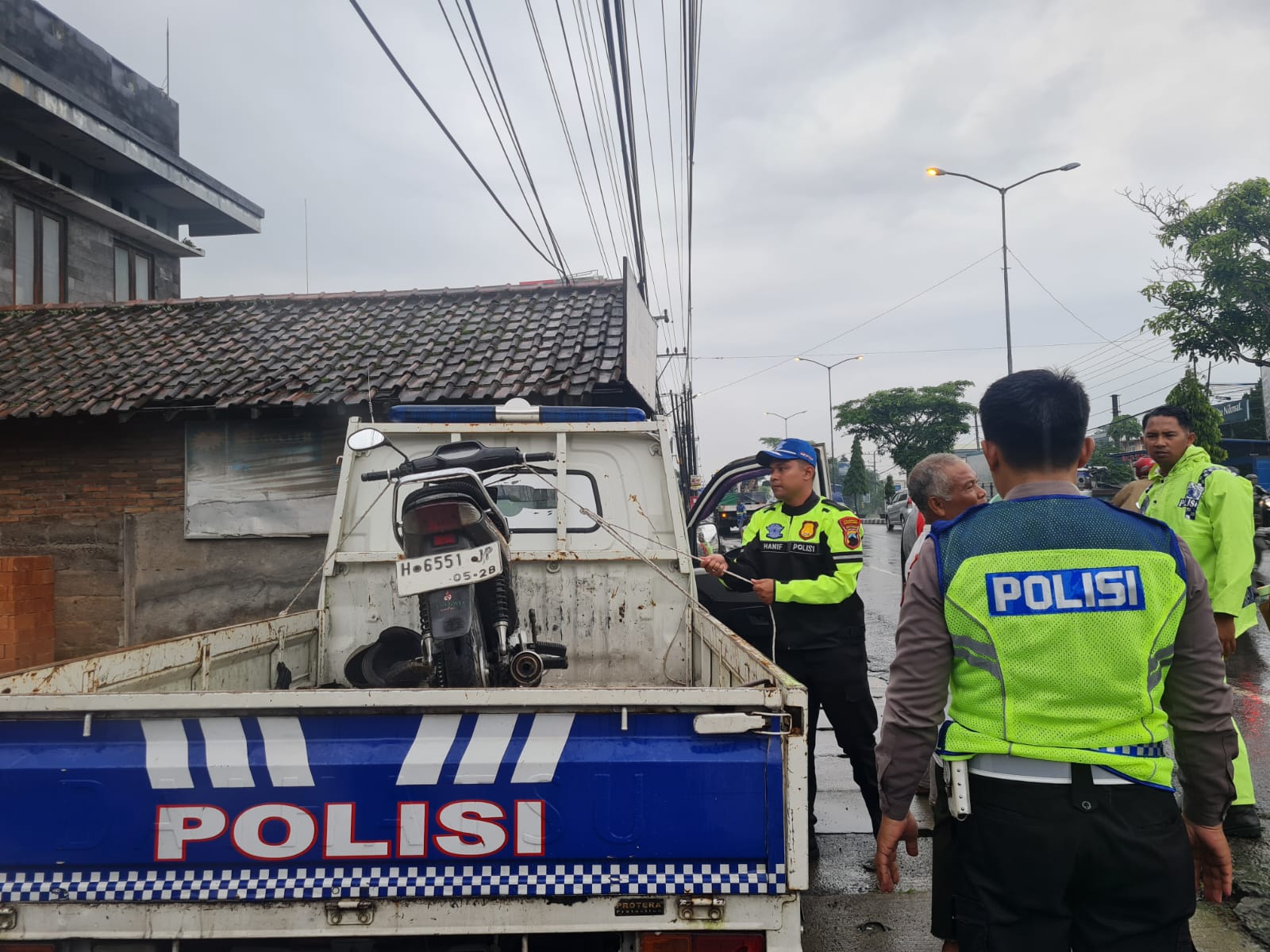 EVAKUASI: Sepeda motor yang terlibat kecelakaan di Jalan Jogja-Magelang dievakuasi oleh polisi, Selasa sore (7/1).