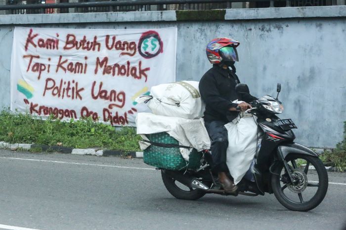 BENTUK PENOLAKAN: Spanduk tolak politik uang yang terpasang di kawasan Pasar Prambanan, Sleman Selasa (7/1/2025).