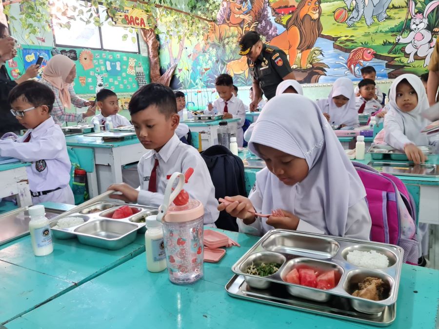 PROGRAM BARU: Siswa SDN Jurangombo 4 menikmati makanan yang diberikan dari program makan bergizi gratis, Senin (6/1/2025).