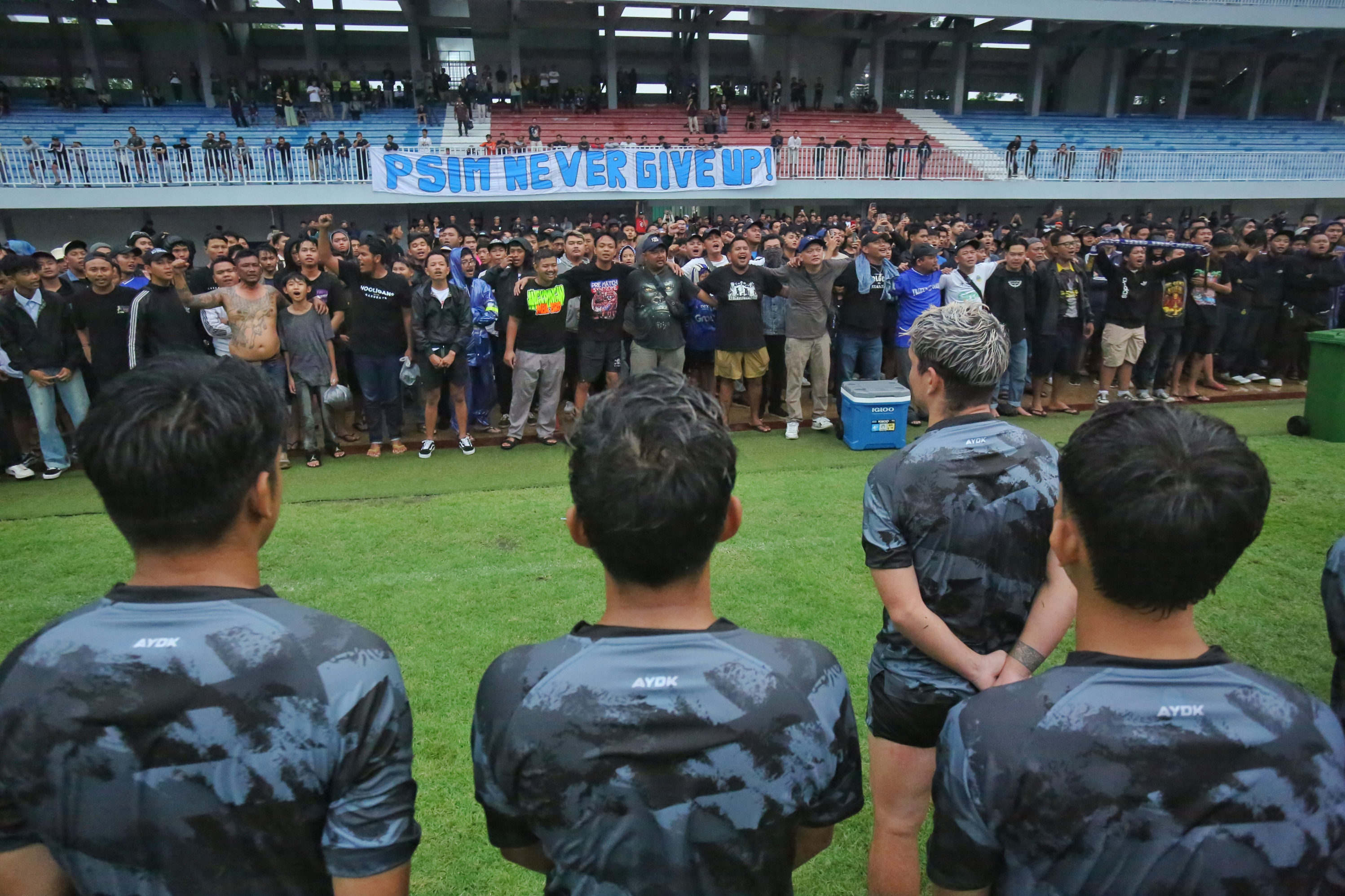 MOTIVASI : Ribuan suporter mendatangi latihan&nbsp; skuad PSIM Jogja di Stadion Mandala Krida, Rabu  (8/1). Kedatangan mereka memberikan motivasi agar PSIM memenangi laga menjamu Persiku Kudus.